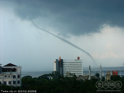 印尼巴淡岛，海岸天空出现罕见的海龙卷现象。海龙卷是一种发生于海面上的龙卷风，俗称“龙吸水”。它上端与雷雨云相接，下端直接延伸到水面，一边旋转，一边移动。海龙卷能把海上船只和海水吸入空中，所以危害较大。