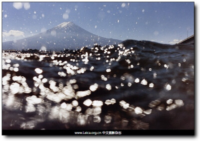 “Half awake and half asleep in the water”是女摄影师Asako Narahashi一个以海为主题的拍摄项目，这组照片曾经在日本多个画廊进行巡展，反响非常，后来由Martin Parr亲自作序，作为Parr/Nazraeli系列的第二部出版…