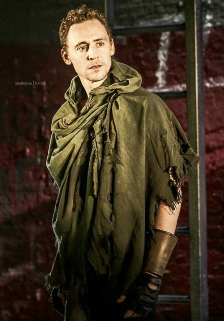 Tom Hiddleston出演Coriolanus 这两张高清处理后放大看...更燃啊啊泪光闪闪什么的TAT 我。的。心。脏。躺倒.........这汤主的头像处理的也特别带感 【重点又错。。。