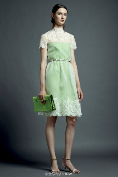 Valentino 2013度假系列，延续蕾丝情节，种类繁多的材质被剪裁成为各种经典的衬衣，罩衫，甚至是一件长袖长裤的全蕾丝绿色连身裤。设计师在这一季中所要展示的只有单纯的美丽。