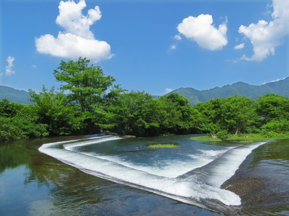 临桂义江：清清的义江水，流过莲花岛滚水坝时，形似展翅白鸽，与白云同飞。