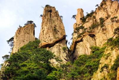 黄山栈道如玉带绕山盘旋