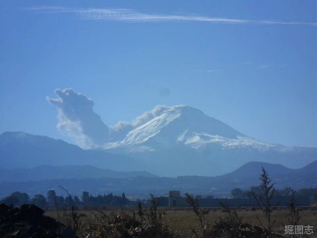 墨西哥中部一火山爆发，远处观察。。。巨龙出击！