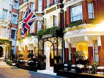 【Dukes London】隐匿在伦敦城贵族区的公爵酒店，在酒店预订网站上几乎看不到它的身影。经过多次翻修的英式建筑，仍旧保留着纯正的维多利亚风格。通往房间的电梯，还在沿用两道铁闸门。其内陈设简单低调，古董家具、…