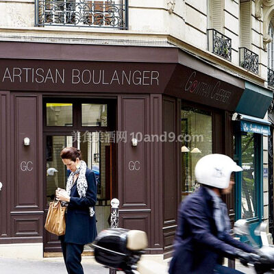 【Gontran Cherrier】在巴黎北部的蒙马特尔地区，坐落着知名新式糕点师Gontran Cherrier的现代派小店。他每天都出售一种口碑非常好的法国长面包，但是和餐厅厨师一样，他最兴奋的还是经常变换每日精选的内容，比如黑…