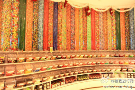 【亚洲最大的糖果店】Candylicious，就在新加坡圣淘沙名胜世界。这里拥有5000多种不同种类的糖果，还有各种千奇百怪的DIY糖果的设备，仿佛一个只有在童话里才会存在的糖果屋（图via网络） http://t.cn/8kaahSs