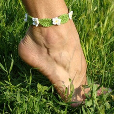 Such a cute idea - crochet flower anklet/bracelet ~~Love, Love LOVE this!