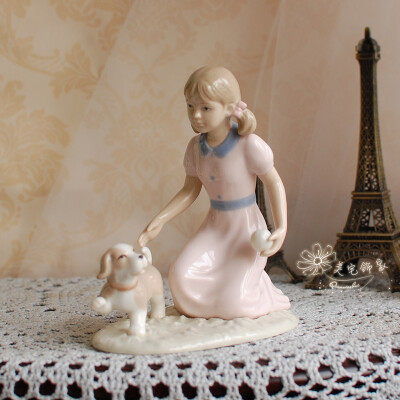 陶瓷工艺品摆件瓷偶和狗狗玩丢球女孩款家居装饰朋友礼物