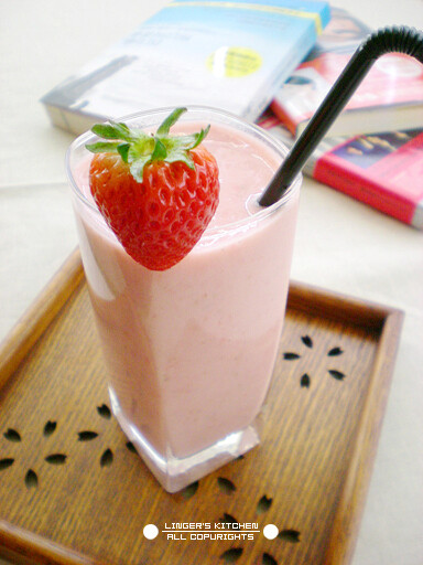 草莓酸奶 喝一杯酸奶，吃几颗草莓是很容易做到的事情；用草莓+酸奶+蜂蜜做一杯奶昔，也不过举手之劳。 做法：草莓10颗，酸奶100克，蜂蜜10克；将所有材料倒入搅拌机里打匀即可。