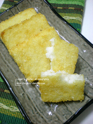 【迷你粢饭糕】 做法： 1、将米洗净，加入比平时煮饭略多一点的水，放入电饭锅内煮熟；把煮好的米饭盛在干净的容器里，加入盐搅拌均匀；搅拌后的米饭会更有韧劲； 2、找一个长/正方形的容器，将米饭填入压紧做成糕坯，然后倒扣在案板上，切割成合适的大小，盖上纱布，常温下自然晾干； 3、锅内倒入适量食用油，烧至8成热时滑入糕坯，翻炸至表面金黄色即可出锅，用吸油纸吸去余油，配上一杯豆浆，就是一份传统的中式早餐咯～ ps：做糍饭糕可以用大米、糯米或大米糯米掺半；炸粢饭糕时，油温要高，火不宜太大，这样才能使粢饭糕外脆内软；且炸的时间不宜过长，1分钟内就差不多了，炸得太老嚼起来有点累。