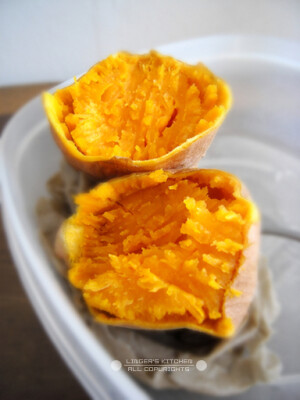 【微波炉烤红薯】  1、将红薯放在盐水中浸泡1小时以上（原方子浸泡半天，据说会比较松软） 2、取出红薯不用擦干，直接用厨房纸/餐巾纸包裹住，放入微波炉高火叮3分，翻一个面再叮3分钟，用手在直径最大处捏一下，感觉松软就可以了。  PS：最好选个头中等，体型长圆的红薯，比较容易叮熟；个头大的可多叮几分钟；如果红薯未叮熟，纸巾已干，可以用水将纸巾拍湿再叮。