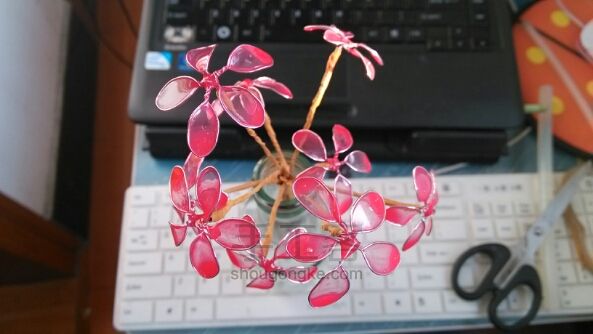 铁丝+指甲油=美腻花，步骤很简单哦，想要学习的快点来哦！http://www.shougongke.com/course/8323.html