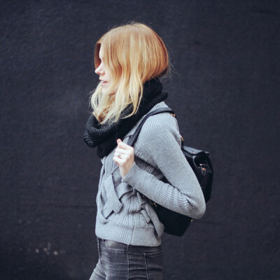 Love, Blair [sweater c/o sheinside / denim c/o 2nd one / hunter chelsea boots (similar) / h&amp;m snood / bag c/o nila anthony] (3张)