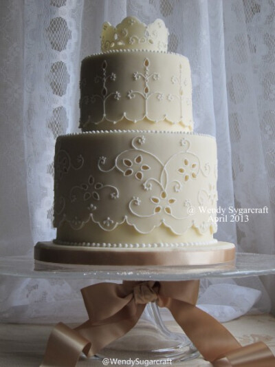 #Wendy's Wedding Cake# 帶有小女孩風格的英格蘭刺綉 (Broderie Anglaise) 翻糖蛋糕。。。