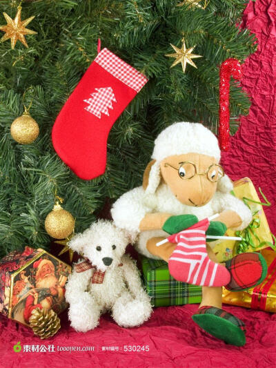 小熊娃娃高清图片，圣诞树和圣诞礼物高清背景图片素材