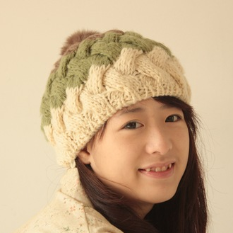 *手工钩织毛线帽子。女球球护耳冬帽甜美可爱保暖针织帽