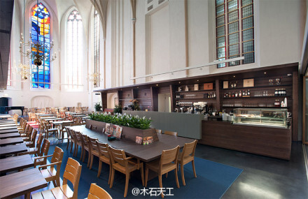 【开在15世纪建造的教堂里的书店】 BK. Architecten http://t.cn/8kOcxNQ