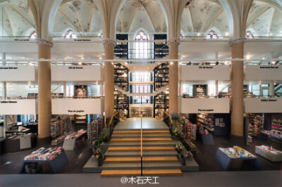 【开在15世纪建造的教堂里的书店】 BK. Architecten http://t.cn/8kOcxNQ