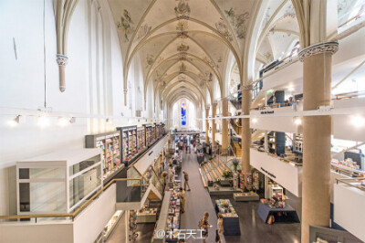 【开在15世纪建造的教堂里的书店】 BK. Architecten http://t.cn/8kOcxNQ