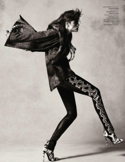 Coco Rocha登上荷兰版《L’Officiel》杂志封面。该片由Jonas Bresnan执镜，可可·罗恰倾情出镜，配上那张忧郁的脸，展现超模风范。