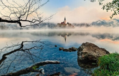 斯洛文尼亚的梦之岛。布莱德湖（Lake Bled）是斯洛文尼亚西北部阿尔卑斯山南麓的一个冰川湖。这里被誉为欧洲最美丽的角落之一。