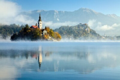 斯洛文尼亚的梦之岛。布莱德湖（Lake Bled）是斯洛文尼亚西北部阿尔卑斯山南麓的一个冰川湖。这里被誉为欧洲最美丽的角落之一。