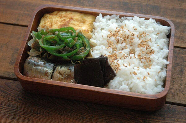 鰯の生姜煮とピーマンのおかか和えのシンプル和弁当