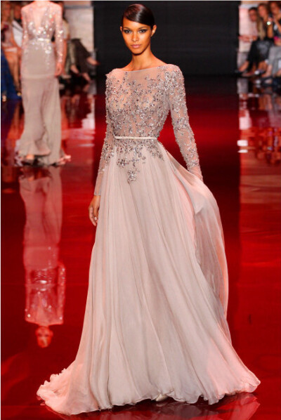 Elie Saab Haute Couture F/W 13.14 Paris 像Elie Saab这种永远这么美但永远不会令人审美疲劳的高定时装真是少。即使每次款式都相差无异，但场场都会令人惊叹美艳，宝石红，宝石蓝，翡翠绿，这次色彩运用是亮点，而…