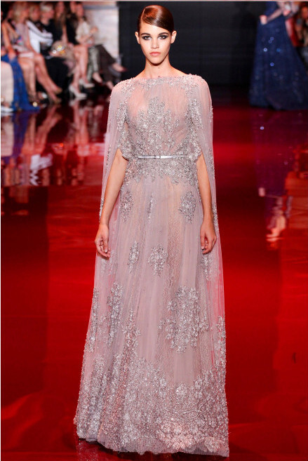 Elie Saab Haute Couture F/W 13.14 Paris 像Elie Saab这种永远这么美但永远不会令人审美疲劳的高定时装真是少。即使每次款式都相差无异，但场场都会令人惊叹美艳，宝石红，宝石蓝，翡翠绿，这次色彩运用是亮点，而擅长的蕾丝及刺绣工艺仍完美的无懈可击?；褂凶詈竽羌坪甏蟮幕樯凑娴氖翘趿恕? id=