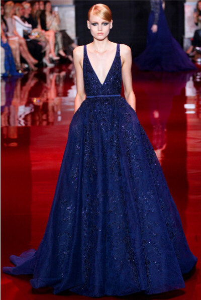 Elie Saab Haute Couture F/W 13.14 Paris 像Elie Saab这种永远这么美但永远不会令人审美疲劳的高定时装真是少。即使每次款式都相差无异，但场场都会令人惊叹美艳，宝石红，宝石蓝，翡翠绿，这次色彩运用是亮点，而…