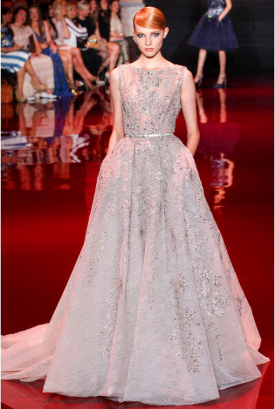 Elie Saab Haute Couture F/W 13.14 Paris 像Elie Saab这种永远这么美但永远不会令人审美疲劳的高定时装真是少。即使每次款式都相差无异，但场场都会令人惊叹美艳，宝石红，宝石蓝，翡翠绿，这次色彩运用是亮点，而…