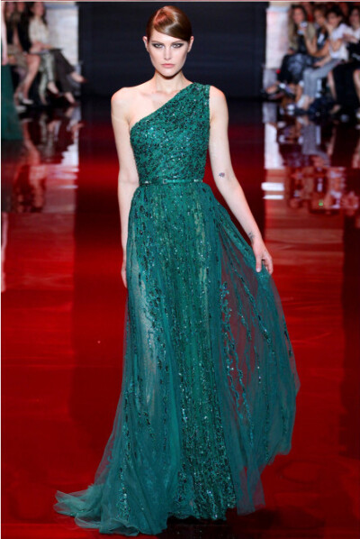 Elie Saab Haute Couture F/W 13.14 Paris 像Elie Saab这种永远这么美但永远不会令人审美疲劳的高定时装真是少。即使每次款式都相差无异，但场场都会令人惊叹美艳，宝石红，宝石蓝，翡翠绿，这次色彩运用是亮点，而…