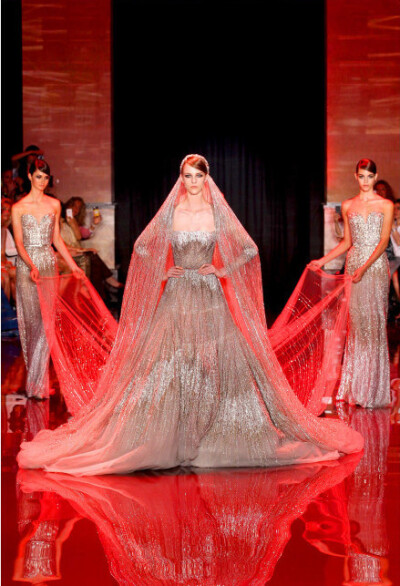 Elie Saab Haute Couture F/W 13.14 Paris 像Elie Saab这种永远这么美但永远不会令人审美疲劳的高定时装真是少。即使每次款式都相差无异，但场场都会令人惊叹美艳，宝石红，宝石蓝，翡翠绿，这次色彩运用是亮点，而…