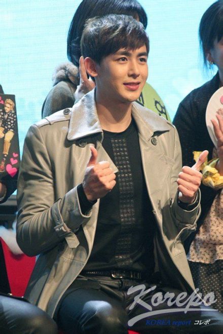 【PIC】131220 #Nichkhun# Lotte Duty Free Fan Meeting照片9P cr as tagged #Nichkhun宁静致远，微笑面对# 皮下也好想要爱的抱抱啊 话说我们khun真的是近景框到出血依然无压力的美颜啊~P.S. 皮下已被最后一张的侧颜秒杀[扶额~]