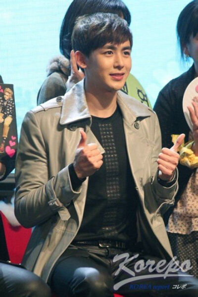 【PIC】131220 #Nichkhun# Lotte Duty Free Fan Meeting照片9P cr as tagged #Nichkhun宁静致远，微笑面对# 皮下也好想要爱的抱抱啊 话说我们khun真的是近景框到出血依然无压力的美颜啊~P.S. 皮下已被最后一张的侧颜…