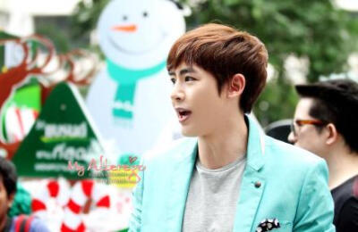 PIC]131217 #Nichkhun# 201312116 Brand's 活动图4P CR:LOGO #Nichkhun 宁静致远 微笑面对# khunnie薄荷色的外套也可以穿的这么好看