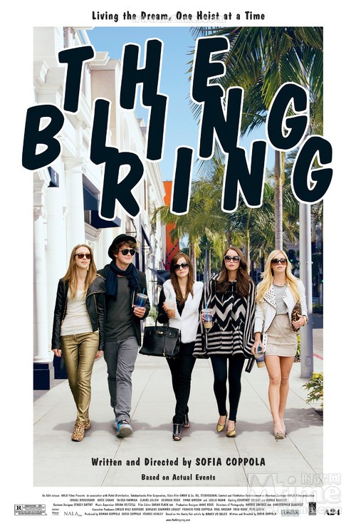 珠光宝气The Bling Ring(2013) 影片改编自真实案件。2008年10月-2009年8月，一个以青少年为主体的盗窃团伙屡次成功摸入好莱坞贝弗利山庄多位名流明星的家中，共盗取了超过300万美元价值的贵重物品。其中遭遇洗劫的包括帕丽斯·希尔顿、琳赛·洛翰、奥兰多·布鲁姆、梅根·福克斯、蕾切尔·比尔森等人。导演科波拉表示，她希望能借此片以冷静的视角向所有人展现，如今的名流文化和现代文明。