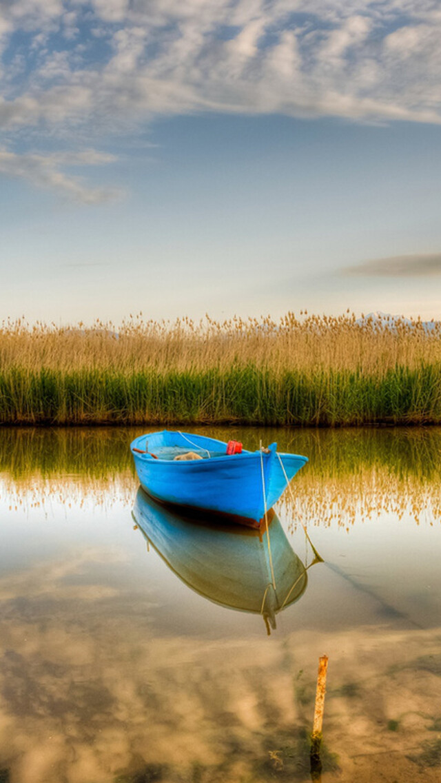 Blue boat iPhone 5s Wallpaper