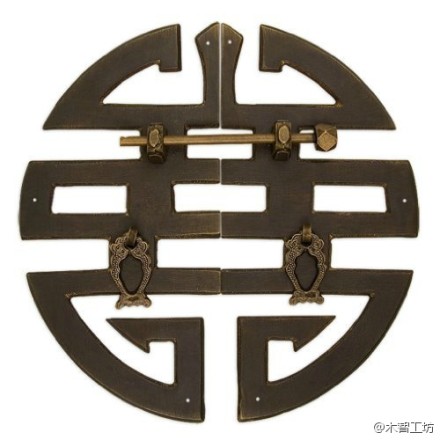 寓意很多，通常来说，铰链五金多以吉祥文化为题材，表示“转动”着如意和吉祥，龙头拉手意喻握住“金龙”和仕途，花篮形拉手寓意百花盛开，前程似锦；箱扣以“福”、“寿”、“喜”文化题材的最为普遍，扣底部配上圆形如意云纹饰件，寓意是福寿连绵。蝴蝶意味着繁华似锦，花瓶形是平安的象征。