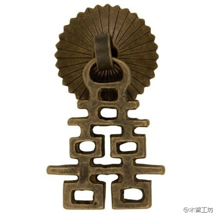 寓意很多，通常来说，铰链五金多以吉祥文化为题材，表示“转动”着如意和吉祥，龙头拉手意喻握住“金龙”和仕途，花篮形拉手寓意百花盛开，前程似锦；箱扣以“福”、“寿”、“喜”文化题材的最为普遍，扣底部配上圆形如意云纹饰件，寓意是福寿连绵。蝴蝶意味着繁华似锦，花瓶形是平安的象征。