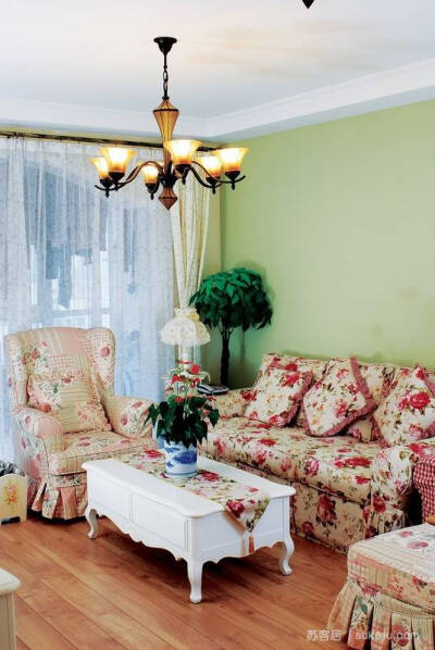宜家小客厅客厅布艺沙发图片,马年婚房客厅怎么装饰，田园风格喜庆婚房小客厅沙发装饰效果图片