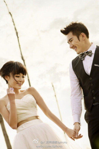 #八月照相馆# #作品赏析# 一辈子背着你走 阳光下我们的约定 牵手漫步在黄昏夕阳下 风和日丽的温榆河，我的眼里只有你， 依偎在你的肩膀，青春的旋律相伴 唯美的世界，只有我和你 一起相拥。【八月照相馆】经典外景拍…