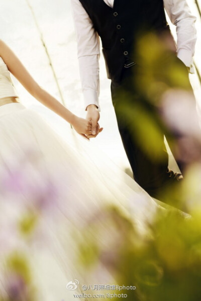 一辈子背着你走 阳光下我们的约定 牵手漫步在黄昏夕阳下 风和日丽的温榆河，我的眼里只有你， 依偎在你的肩膀，青春的旋律相伴 唯美的世界，只有我和你 一起相拥。【八月照相馆】经典外景拍摄--雕刻时光二