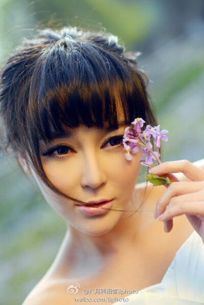 一辈子背着你走 阳光下我们的约定 牵手漫步在黄昏夕阳下 风和日丽的温榆河，我的眼里只有你， 依偎在你的肩膀，青春的旋律相伴 唯美的世界，只有我和你 一起相拥。【八月照相馆】经典外景拍摄--雕刻时光二