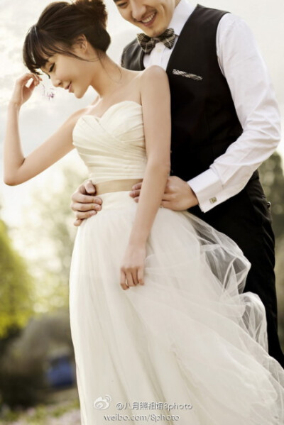 一辈子背着你走 阳光下我们的约定 牵手漫步在黄昏夕阳下 风和日丽的温榆河，我的眼里只有你， 依偎在你的肩膀，青春的旋律相伴 唯美的世界，只有我和你 一起相拥。【八月照相馆】经典外景拍摄--雕刻时光二