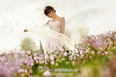 一辈子背着你走 阳光下我们的约定 牵手漫步在黄昏夕阳下 风和日丽的温榆河，我的眼里只有你， 依偎在你的肩膀，青春的旋律相伴 唯美的世界，只有我和你 一起相拥。【八月照相馆】经典外景拍摄--雕刻时光二