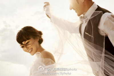 一辈子背着你走 阳光下我们的约定 牵手漫步在黄昏夕阳下 风和日丽的温榆河，我的眼里只有你， 依偎在你的肩膀，青春的旋律相伴 唯美的世界，只有我和你 一起相拥。【八月照相馆】经典外景拍摄--雕刻时光二