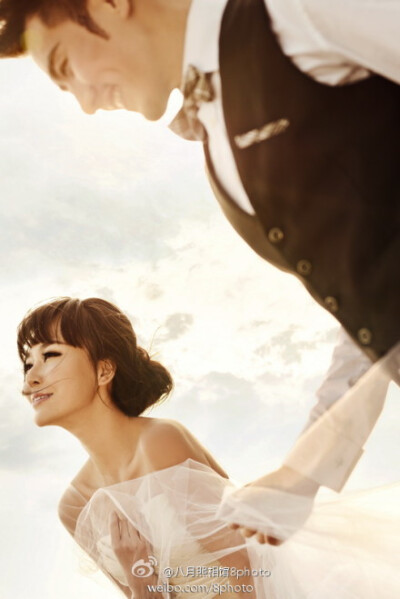 #八月照相馆# #作品赏析# 一辈子背着你走 阳光下我们的约定 牵手漫步在黄昏夕阳下 风和日丽的温榆河，我的眼里只有你， 依偎在你的肩膀，青春的旋律相伴 唯美的世界，只有我和你 一起相拥。【八月照相馆】经典外景拍…