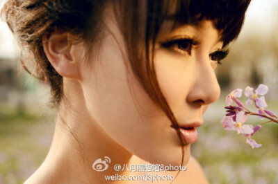 #八月照相馆# #作品赏析# 一辈子背着你走 阳光下我们的约定 牵手漫步在黄昏夕阳下 风和日丽的温榆河，我的眼里只有你， 依偎在你的肩膀，青春的旋律相伴 唯美的世界，只有我和你 一起相拥。【八月照相馆】经典外景拍…