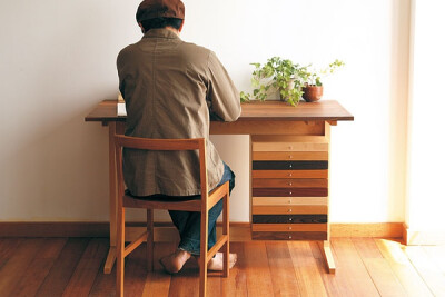日本家居設計師森宣雄（Nobuo Moriモリノブオ）,70年畢業於日本武藏大學，87年創辦自己的工作室Nobuo Mori Design Room。森宣雄的作品，都是實木家居，簡潔中平衡實用而美觀，色彩也運用巧妙。